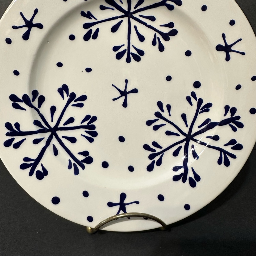 Set of 2 Blue & White Snowflakes Design Hand Painted In Italy 8.75" Salad Plates - Picture 4 of 14